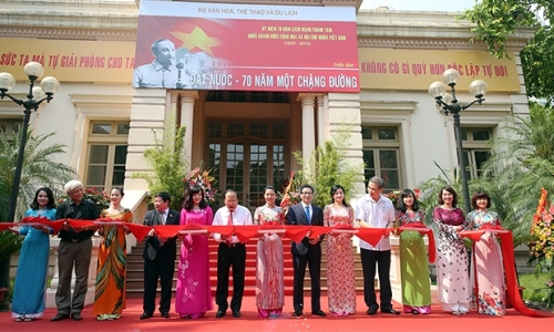 Triển lãm: Đất nước - 70 năm một chặng đường